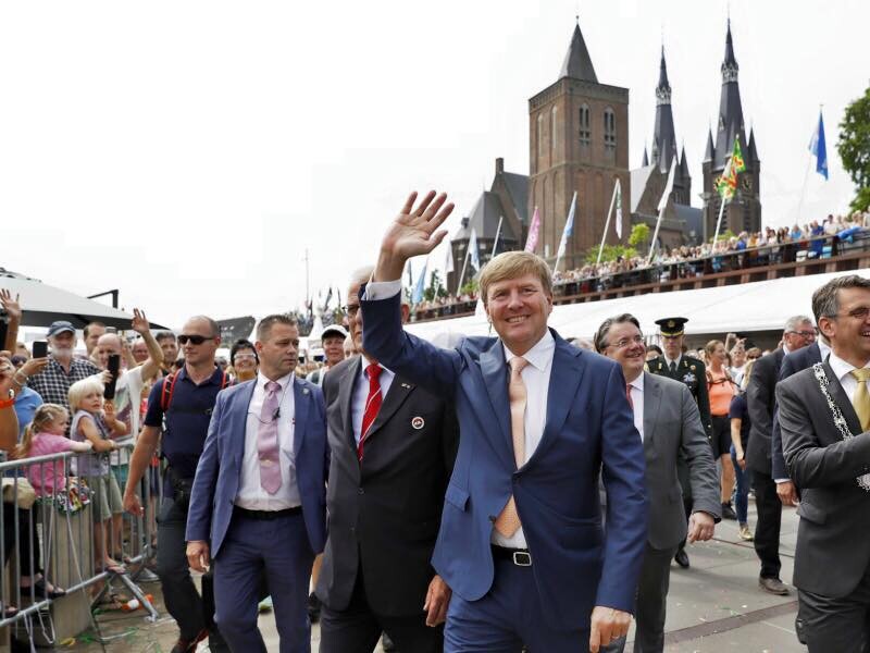 De koning op de pontonbrug in Cuijk